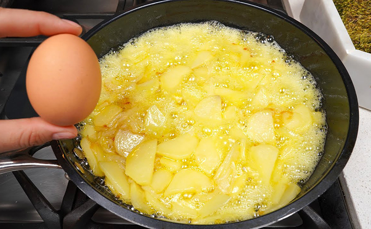 Добавляем в омлет картошку, как делают в Испании. Утреннее блюдо теперь можно подавать на обед и ужин