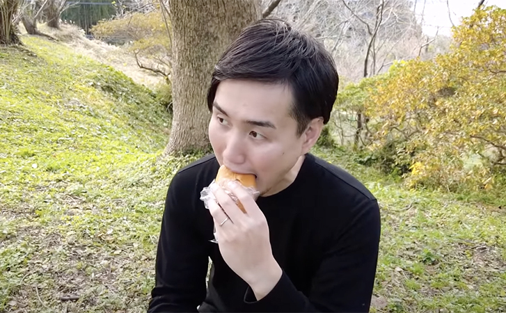 Японцу первый раз в жизни дали попробовать русскую выпечку и сняли реакцию на видео