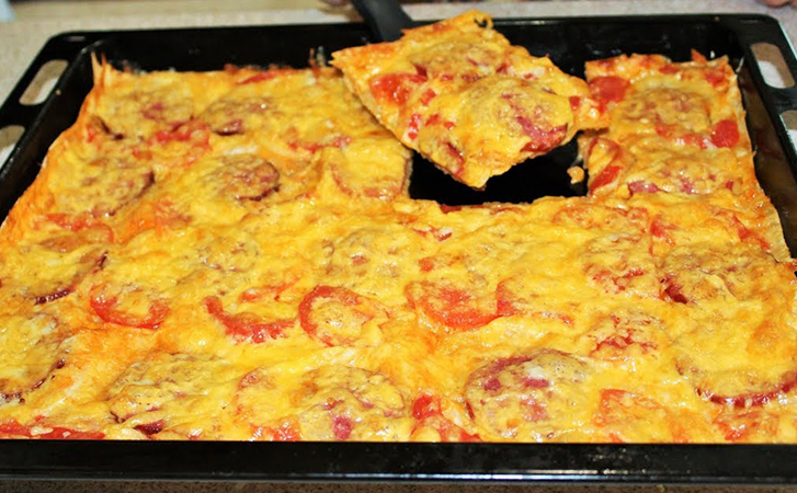 Ленивая пицца по-армянски. Собрали за 10 минут из того, что найдено в холодильнике