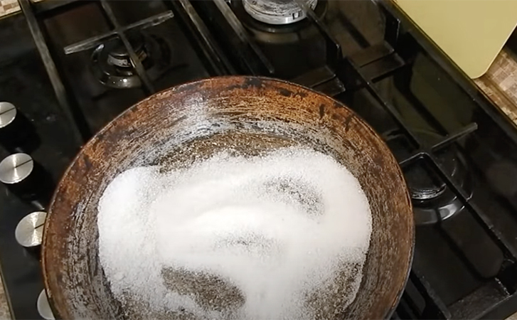 Прокаливаем старую сковороду солью и маслом: теперь ничего не прилипает, словно у нас она тефлоновая