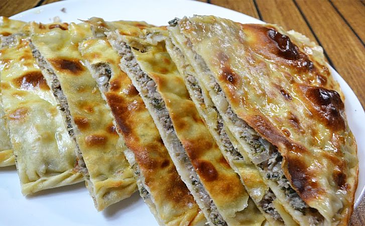 Дагестанские чуду с мясом: тесто тончайшее и море начинки. Попробовали раз и на чебуреки уже не смотрим