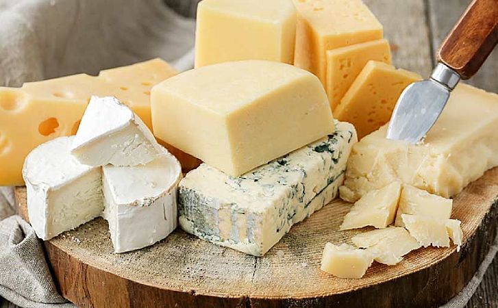 Сыр обычно быстро заветривается, но его можно сохранить на месяц и дольше. Помогут масло и морозилка