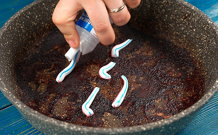 Чистим прикипевший нагар на сковороде зубной пастой. Работает лучше кухонных средств: сковорода как новая