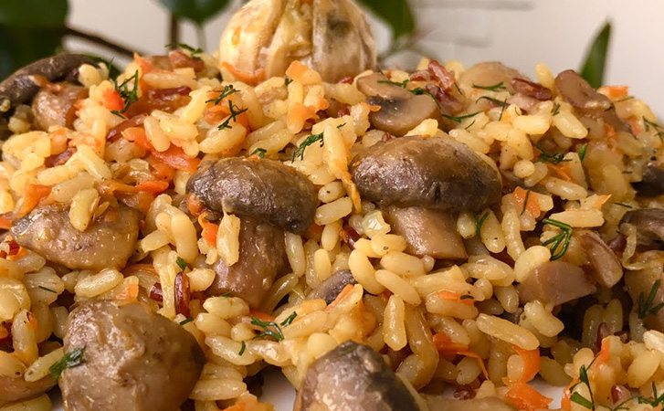 Постный плов без грамма мяса. Кладем шампиньоны и получается почти также сочно