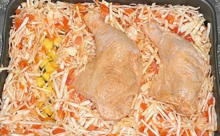Собираем курицу и гарнир на одном противне, накрываем пергаментом и отправляем в духовку. Ужин почти готов