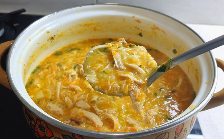 Куриный суп все считают диетическим, но сварим так, чтобы ложка в тарелке стояла. Сытнее солянки и харчо