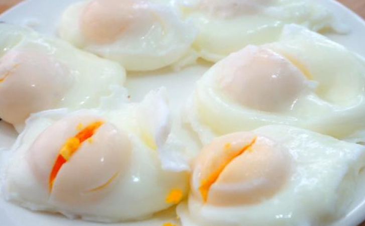 Закрытая яичница с желтком в мешочке: готовится ровно 6,5 минут. Можно есть как обычно, но лучше класть на бутерброды