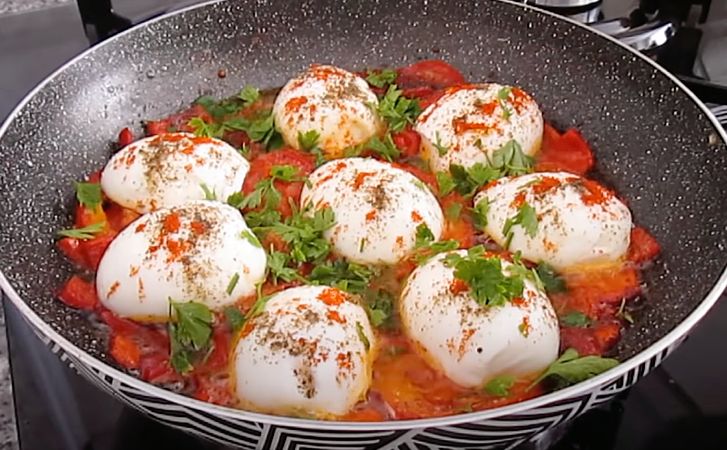 Кидаем уже вареные яйца на сковороду и жарим. Шикарнейший рецепт из Турции