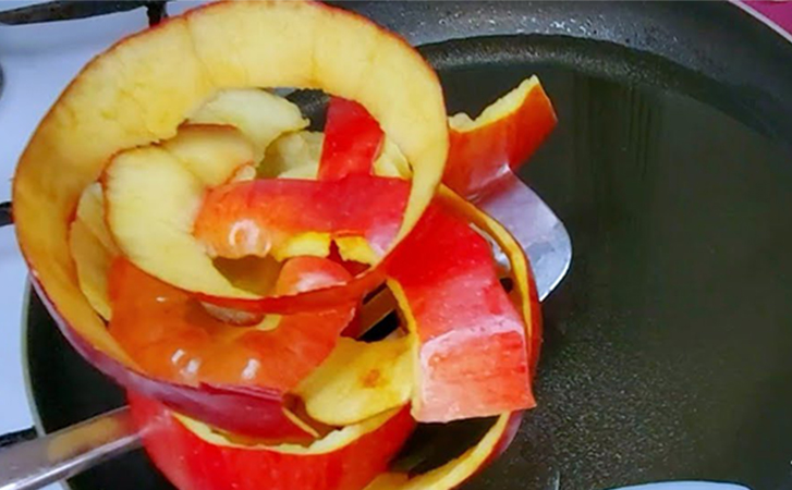 Отправляем кожуру от яблок в кипящую воду и превращаем в полноценный компот. Варится за 10 минут