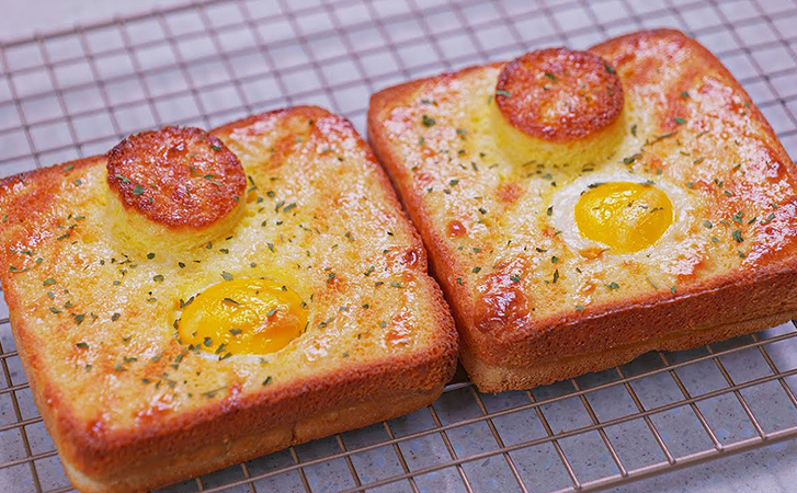 Жарим яичницу прямо в хлебе: сытнее яичницы, сочнее пиццы