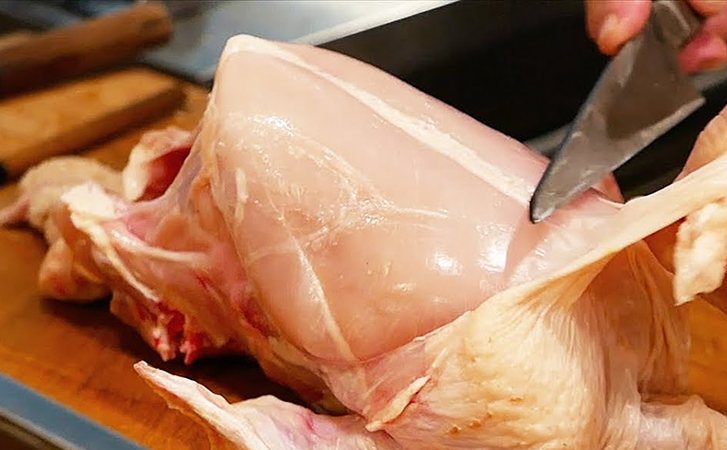 Достаем грудку без костей из курицы за 1 минуту: техника японского повара