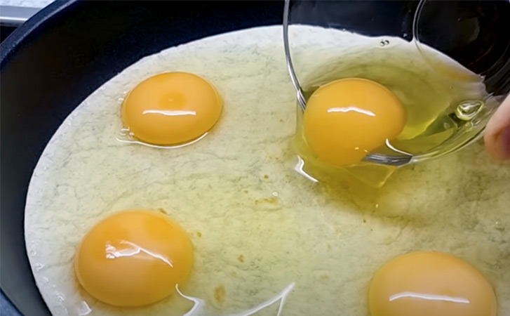 Выливаем яйца поверх лаваша. Одно небольшое изменение и теперь это не яичница, а почти пирог