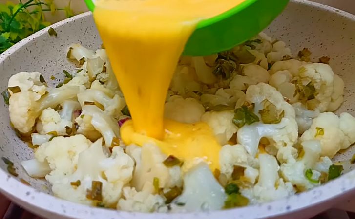 Вкусный гарнир из цветной капусты. Сначала обвариваем, потом жарим с яйцом