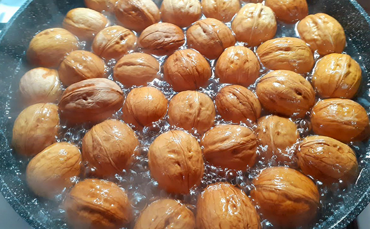 Грецкие орехи сложно чистятся, но стоит их бросить в кипяток, шелуха снимается идеально: проверяем