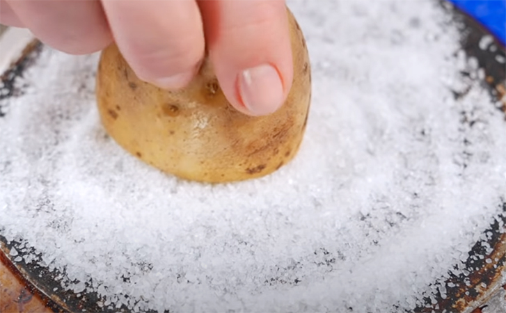 Для чистки старой сковороды можно обойтись без фейри и химии, одной лишь солью и картофелиной. Проверяем