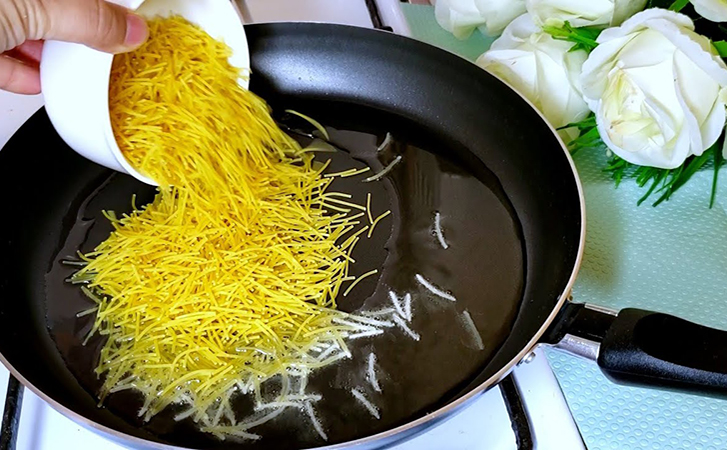 Вместо того, чтобы варить вермишель, жарим на сковороде с мясом. Получилось блюдо из ресторана