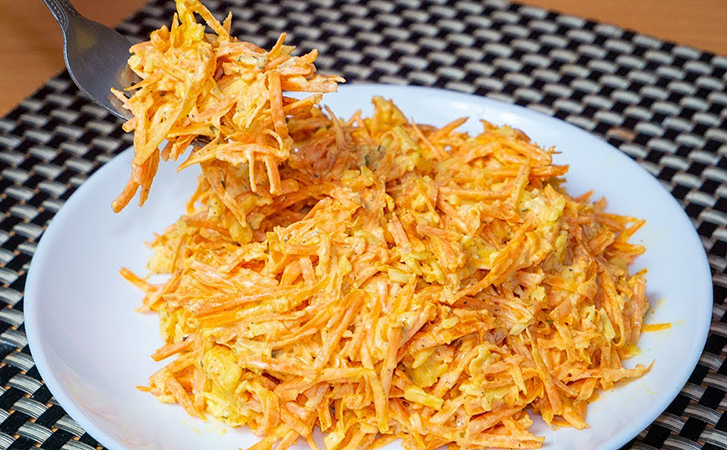 Смешали сыр и морковь: один ингредиент превращает рядовой морковный салат в ресторанный