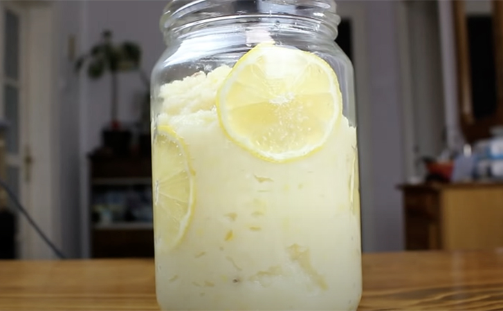 Витаминный заряд из сельдерея и лимона. Смешиваем за 3 минуты