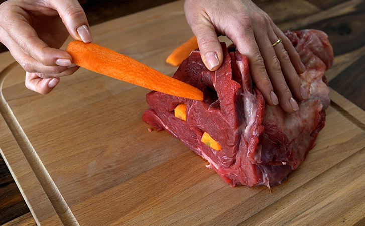 Тушим мясо по рецепту, которому 400 лет. Повара его придумали для лесной дичи: размягчает любой кусок