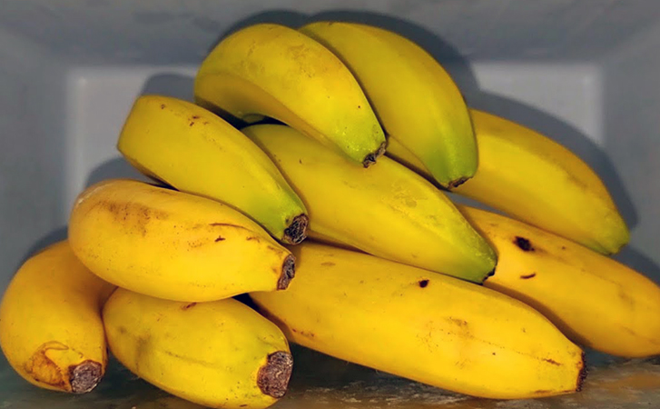 Замораживаем самые дешевые бананы и мороженое почти готово. Осталось только смолоть их в блендере
