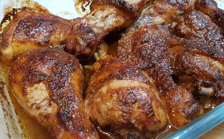 Жарим курицу на сковороде, но получается как на гриле: обычно сухое мясо становится сочнее шашлыка