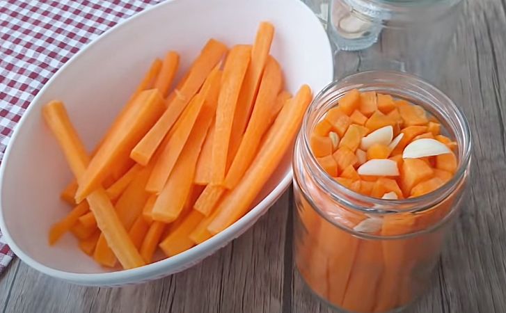Режем морковь и маринуем в банке с чесноком. Уже с первой пробы закуска стала популярнее соленых огурцов