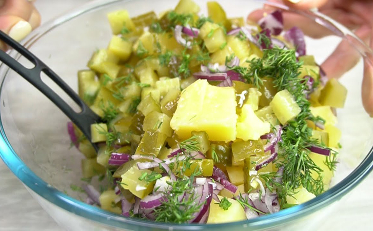 Сытный минутный салат можно есть и как гарнир: соединяем картофель и соленые огурцы