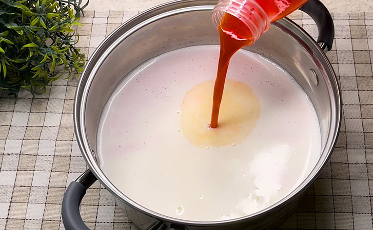 Варим молоко 15 минут и добавляем томатный сок. Через 3 часа на столе натуральный сыр