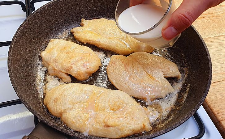 Секрет нежной с сочной куриной грудки на сковороде. Добавляем немного молока