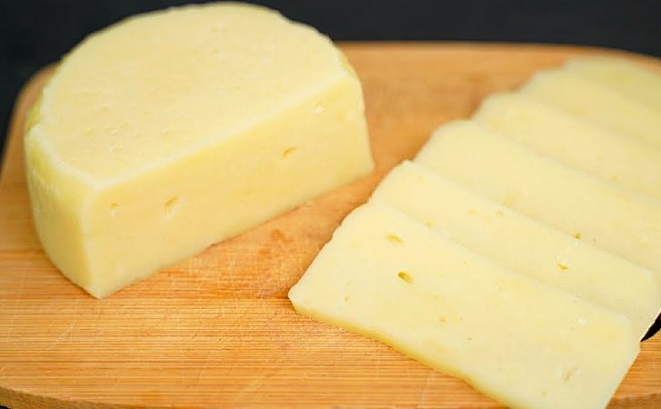 Добавляем творог в молоко и через 15 минут получаем сыр. Выход готового продукта без остатков