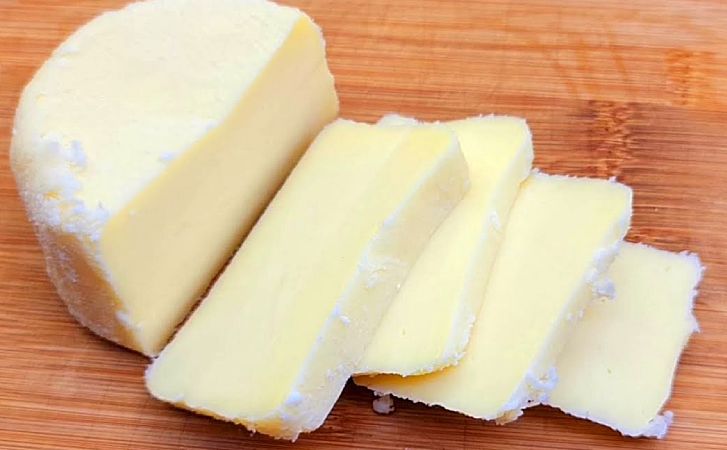 Варим сыр за 10 минут: смешиваем молоко, сметану, яйца и ждем когда остынет