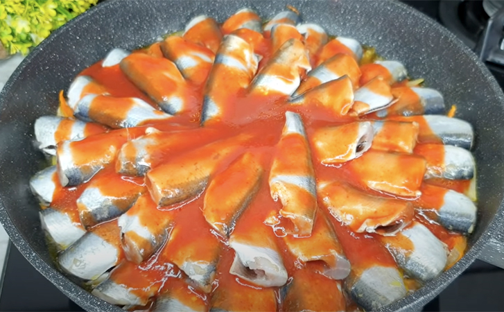 Салака и минтай считаются простой рыбой, но мы приготовим как главное блюдо стола. Не жарим, а томим в соусе