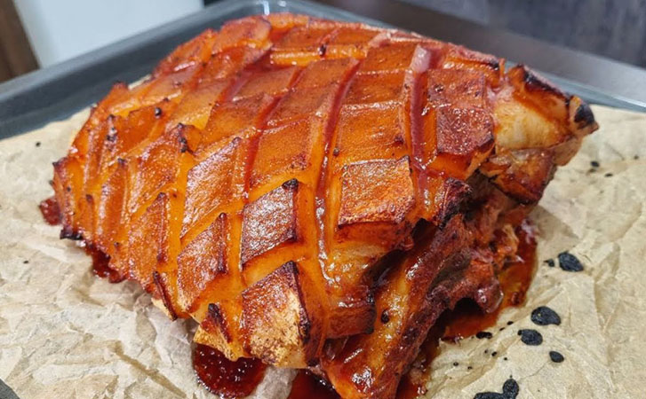 Легкий способ сделать самый дешевый кусок свинины вкуснее буженины: ставим засолочную корейку в духовку