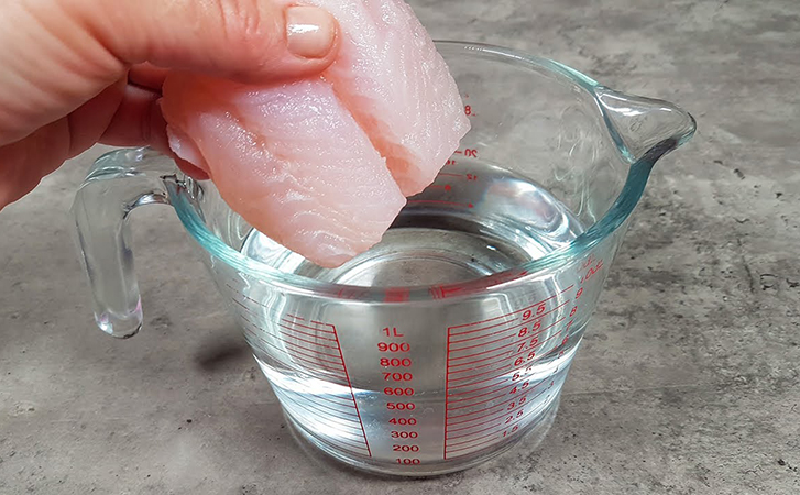 Жарим рыбу без брызг и пригоревшего масла: проблему решаем водой