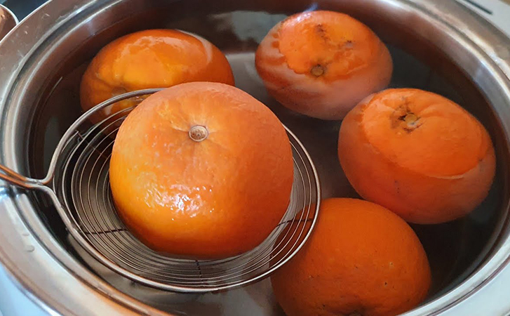 Кидаем апельсины в горячую воду и начинаем варить. Через 2 часа у нас будет мармелад, который хранится год