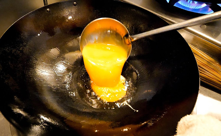 Яйца готовы за 3 секунды: хитрость жарки от японского уличного повара