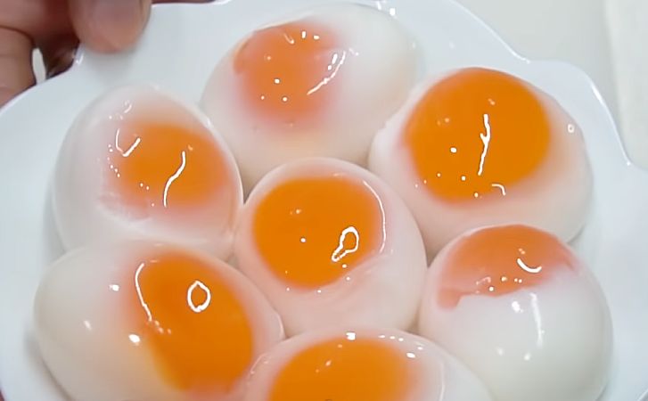 Варим обычные яйца так, что они становятся прозрачными. Дети в восторге и просят на завтрак только их