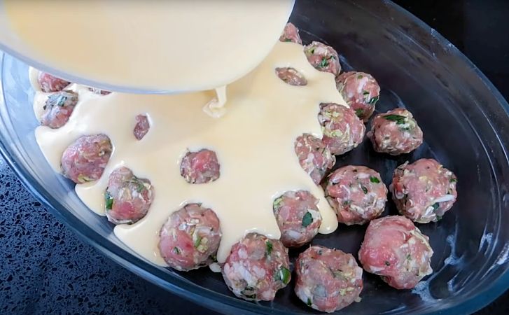 Ленивый мясной пирог с фрикадельками. Просто заливаем жидким тестом и ждем