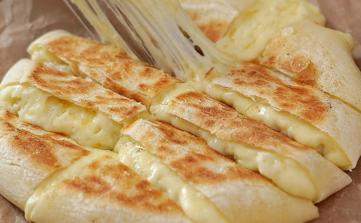 Картофельно-сырный хлеб на сковороде. Справляемся без духовки, дрожжей и яиц