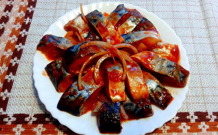 Скумбрия в томатном маринаде: ждем сутки и рыба становится нежнее меда