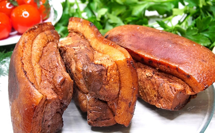 Взяли самое простое сало и готовим в духовке словно мясо. Вкуснее стейка и дешевле сосисок