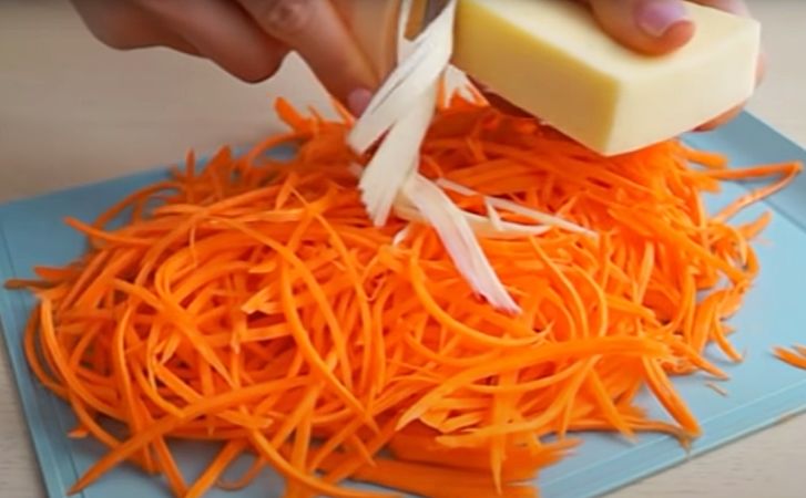 Берем только морковь, чеснок и сыр. Продукты простые, но сразу становится хитом