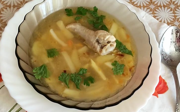 Кладем в куриный суп жареную вермишель: от пресного вкуса не остается и следа