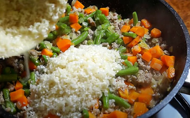 Ленивый плов на сковороде: даже из самого дешевого риса получается ароматным и рассыпчатым