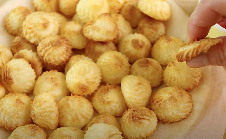 Берем картофельное пюре и превращаем в хрустящие шарики. В духовке без лишнего жира и масла