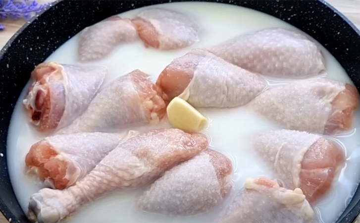 Заливаем курицу молоком и жарим. Самый простой способ сделать мясо мягким и корочку хрустящей