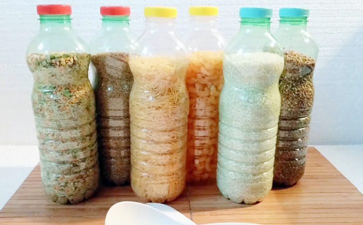 Храним крупы в пластиковых бутылках: легко пересыпать и не заводятся насекомые