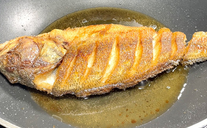Жарим рыбу в соевом соусе и без костей. Хитрость японских рыбаков, после которой любая рыба становится ресторанной