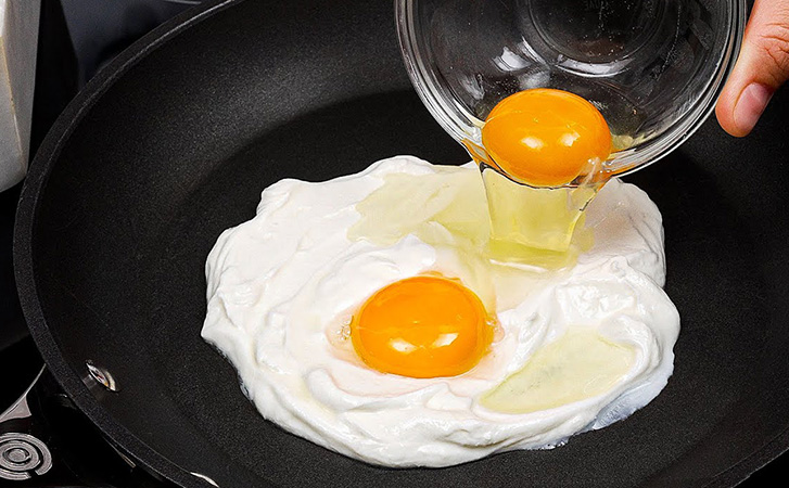 Разбиваем яйца прямо на йогурт. Ингредиенты простые, но теперь яичницу можно есть на ужин и подавать гостям