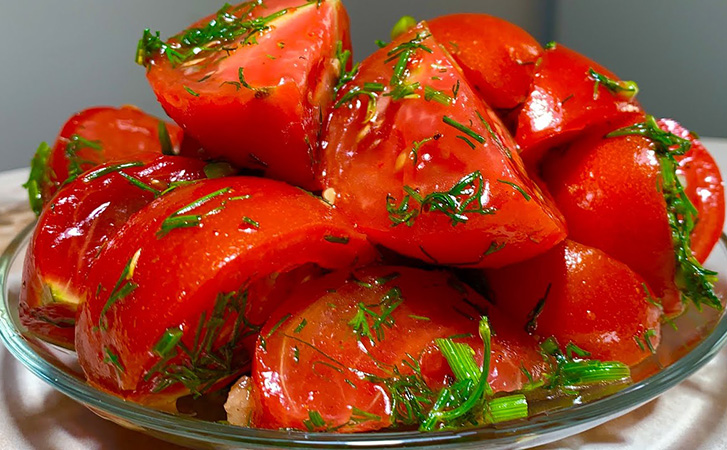 Балканская закуска к шашлыку: маринованные по-особенному помидоры разбирают со стола быстрее мяса